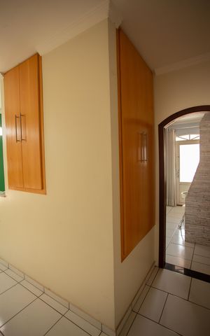 Casa à venda com 660m², 4 quartos e 4 vagas Casa à venda com 660m², 4 quartos e 4 vagasCorredor