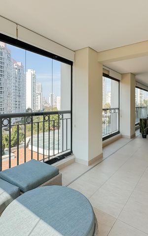 Apartamento à venda com 247m², 4 quartos e 4 vagas Apartamento à venda com 247m², 4 quartos e 4 vagasVaranda da Suíte Master