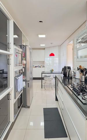 Apartamento à venda com 247m², 4 quartos e 4 vagas Apartamento à venda com 247m², 4 quartos e 4 vagasCozinha