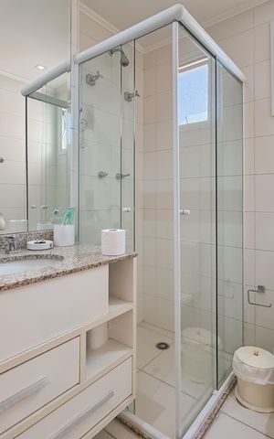Apartamento à venda com 247m², 4 quartos e 4 vagas Apartamento à venda com 247m², 4 quartos e 4 vagasBanheiro Corredor