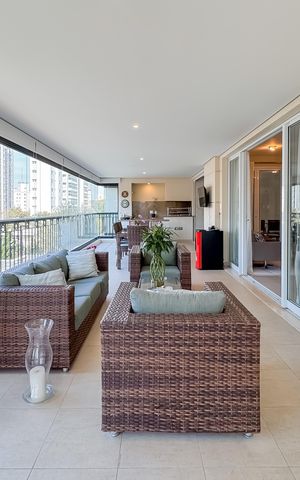 Apartamento à venda com 247m², 4 quartos e 4 vagas Apartamento à venda com 247m², 4 quartos e 4 vagasVaranda gourmet