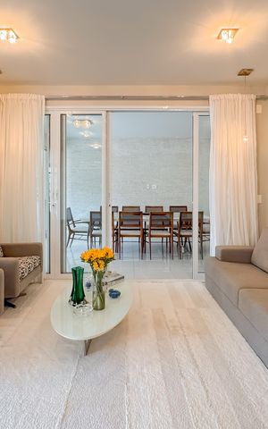 Apartamento à venda com 247m², 4 quartos e 4 vagas Apartamento à venda com 247m², 4 quartos e 4 vagasSala