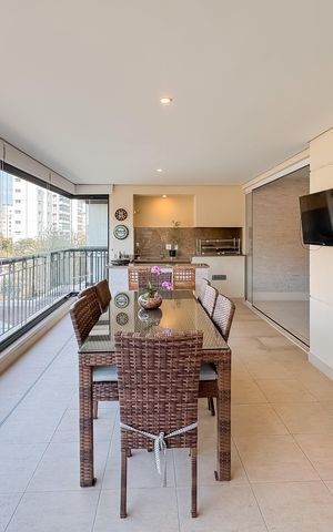 Apartamento à venda com 247m², 4 quartos e 4 vagas Apartamento à venda com 247m², 4 quartos e 4 vagasVaranda gourmet