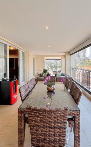 Apartamento à venda com 247m², 4 quartos e 4 vagas Apartamento à venda com 247m², 4 quartos e 4 vagasVaranda gourmet