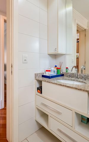 Apartamento à venda com 247m², 4 quartos e 4 vagas Apartamento à venda com 247m², 4 quartos e 4 vagasBanheiro Corredor