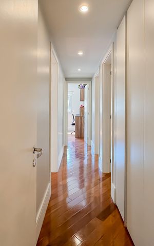 Apartamento à venda com 247m², 4 quartos e 4 vagas Apartamento à venda com 247m², 4 quartos e 4 vagasCorredor