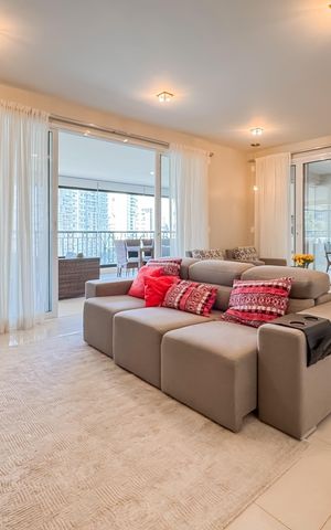 Apartamento à venda com 247m², 4 quartos e 4 vagas Apartamento à venda com 247m², 4 quartos e 4 vagasSala