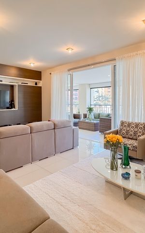 Apartamento à venda com 247m², 4 quartos e 4 vagas Apartamento à venda com 247m², 4 quartos e 4 vagasSala