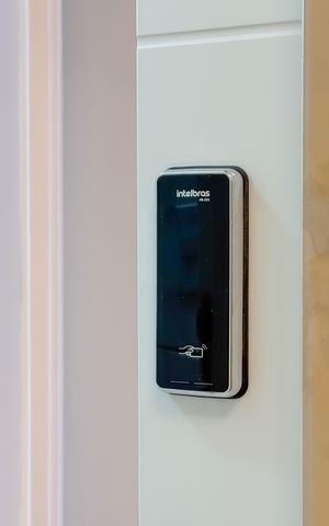 Apartamento à venda com 247m², 4 quartos e 4 vagas Apartamento à venda com 247m², 4 quartos e 4 vagasFechadura Eletrônica