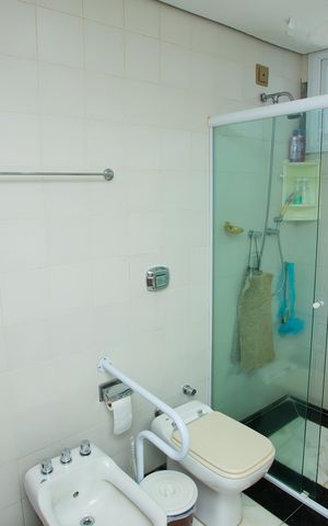 Apartamento à venda com 277m², 4 quartos e 2 vagas Apartamento à venda com 277m², 4 quartos e 2 vagasBanheiro da Suíte 1