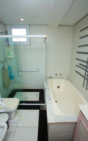Apartamento à venda com 277m², 4 quartos e 2 vagas Apartamento à venda com 277m², 4 quartos e 2 vagasBanheiro da Suíte 1