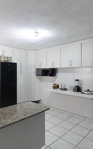 Casa à venda com 130m², 2 quartos e 3 vagas Casa à venda com 130m², 2 quartos e 3 vagasCozinha