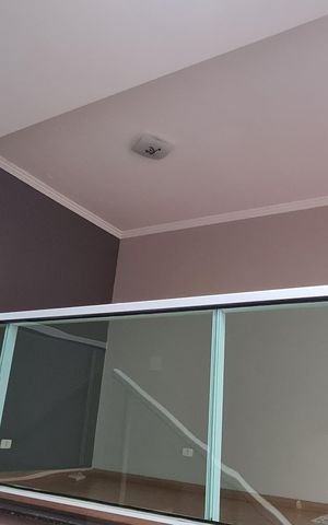 Casa à venda com 405m², 4 quartos e 6 vagas Casa à venda com 405m², 4 quartos e 6 vagasEscada