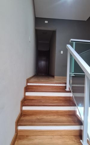 Casa à venda com 405m², 4 quartos e 6 vagas Casa à venda com 405m², 4 quartos e 6 vagasEscada