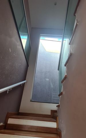 Casa à venda com 405m², 4 quartos e 6 vagas Casa à venda com 405m², 4 quartos e 6 vagasEscada