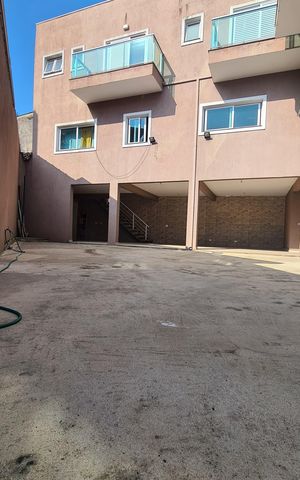 Casa à venda com 405m², 4 quartos e 6 vagas Casa à venda com 405m², 4 quartos e 6 vagasÁrea Externa