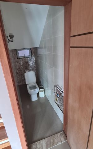 Casa à venda com 405m², 4 quartos e 6 vagas Casa à venda com 405m², 4 quartos e 6 vagasLavabo