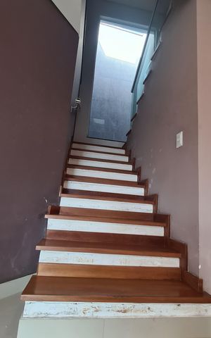Casa à venda com 405m², 4 quartos e 6 vagas Casa à venda com 405m², 4 quartos e 6 vagasEscada