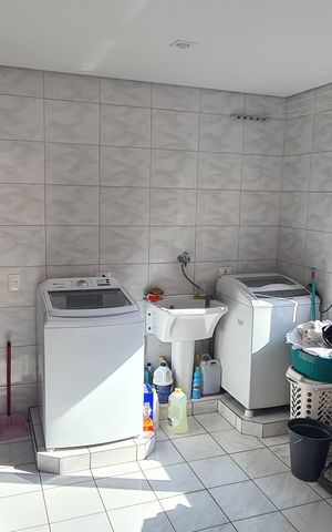Casa à venda com 405m², 4 quartos e 6 vagas Casa à venda com 405m², 4 quartos e 6 vagasÁrea de Serviço