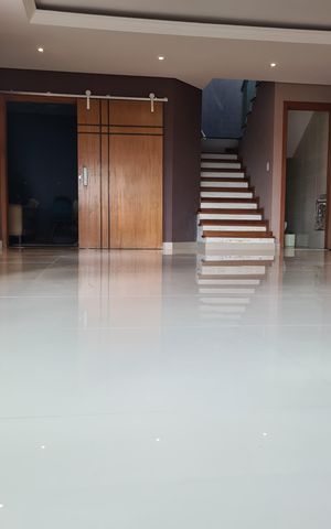 Casa à venda com 405m², 4 quartos e 6 vagas Casa à venda com 405m², 4 quartos e 6 vagasSala