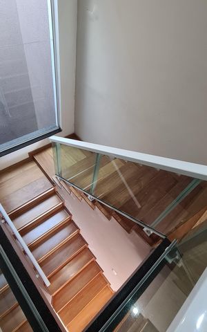 Casa à venda com 405m², 4 quartos e 6 vagas Casa à venda com 405m², 4 quartos e 6 vagasEscada