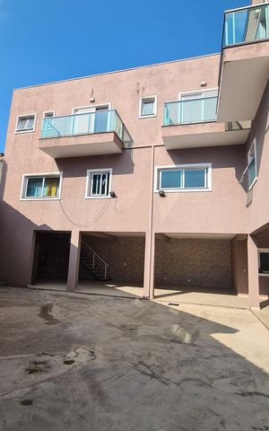 Casa à venda com 405m², 4 quartos e 6 vagas Casa à venda com 405m², 4 quartos e 6 vagasÁrea Externa