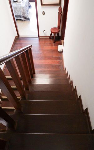 Casa para alugar com 350m², 4 quartos e 2 vagasEscada