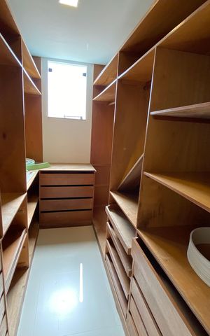 Casa de condomínio para alugar com 330m², 5 quartos e 2 vagas Casa de condomínio para alugar com 330m², 5 quartos e 2 vagasCloset Suíte 2