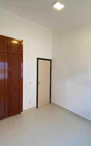 Casa de condomínio para alugar com 330m², 5 quartos e 2 vagas Casa de condomínio para alugar com 330m², 5 quartos e 2 vagasQuarto 3