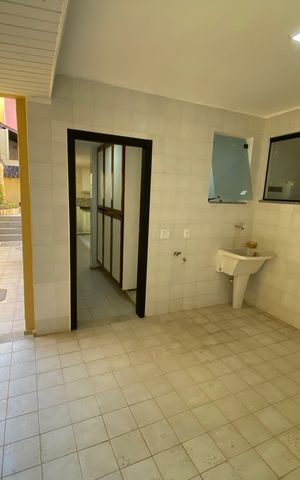 Casa de condomínio para alugar com 330m², 5 quartos e 2 vagas Casa de condomínio para alugar com 330m², 5 quartos e 2 vagasÁrea de Serviço