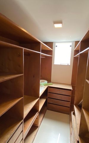 Casa de condomínio para alugar com 330m², 5 quartos e 2 vagas Casa de condomínio para alugar com 330m², 5 quartos e 2 vagasCloset Suíte 2
