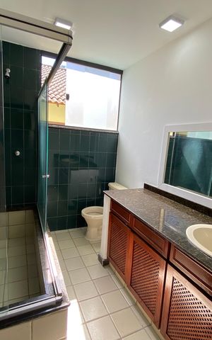 Casa de condomínio para alugar com 330m², 5 quartos e 2 vagas Casa de condomínio para alugar com 330m², 5 quartos e 2 vagasBanheiro Social
