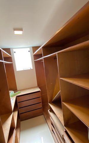 Casa de condomínio para alugar com 330m², 5 quartos e 2 vagas Casa de condomínio para alugar com 330m², 5 quartos e 2 vagasCloset Suíte 2