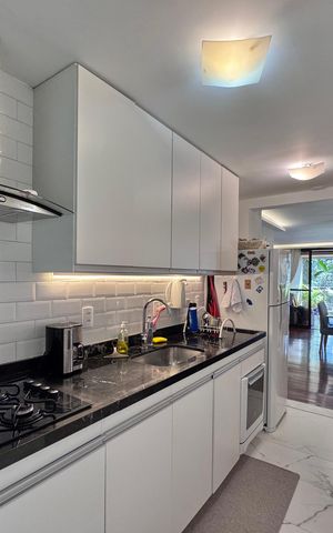 Apartamento à venda com 180m², 5 quartos e 2 vagas Apartamento à venda com 180m², 5 quartos e 2 vagasCozinha e Área de Serviço