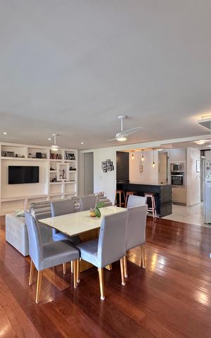Apartamento à venda com 180m², 5 quartos e 2 vagas Apartamento à venda com 180m², 5 quartos e 2 vagasSala