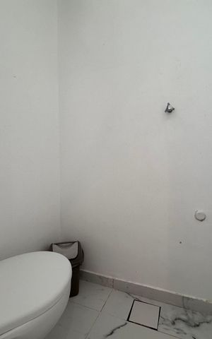 Apartamento à venda com 180m², 5 quartos e 2 vagas Apartamento à venda com 180m², 5 quartos e 2 vagasBanheiro de Serviço