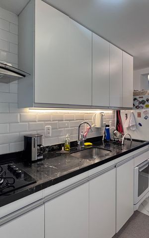 Apartamento à venda com 180m², 5 quartos e 2 vagas Apartamento à venda com 180m², 5 quartos e 2 vagasCozinha e Área de Serviço