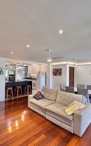 Apartamento à venda com 180m², 5 quartos e 2 vagas Apartamento à venda com 180m², 5 quartos e 2 vagasSala