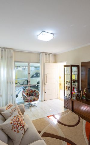 Casa à venda com 169m², 3 quartos e 2 vagas Casa à venda com 169m², 3 quartos e 2 vagasSala