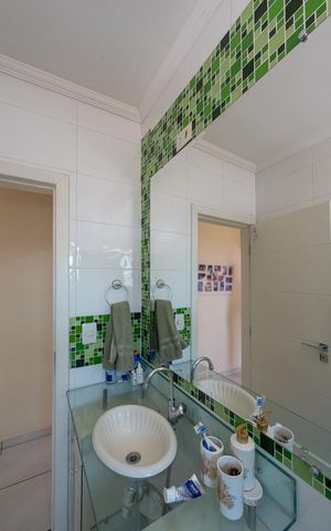 Casa à venda com 169m², 3 quartos e 2 vagas Casa à venda com 169m², 3 quartos e 2 vagasBanheiro Social