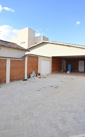 Casa para alugar com 300m², 5 quartos e 4 vagas Casa para alugar com 300m², 5 quartos e 4 vagasÁrea Externa