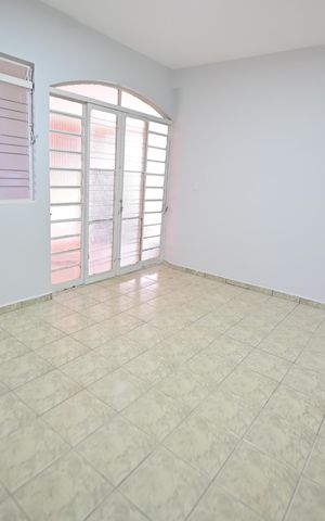 Casa para alugar com 300m², 5 quartos e 4 vagas Casa para alugar com 300m², 5 quartos e 4 vagasSala