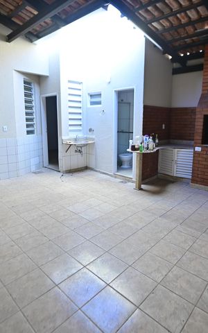 Casa para alugar com 300m², 5 quartos e 4 vagas Casa para alugar com 300m², 5 quartos e 4 vagasÁrea Externa