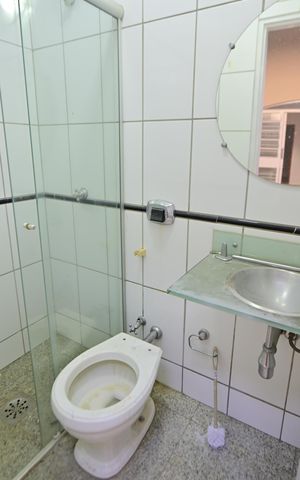 Casa para alugar com 300m², 5 quartos e 4 vagas Casa para alugar com 300m², 5 quartos e 4 vagasBanheiro de Serviço