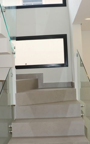 Casa de condomínio para alugar com 484m², 4 quartos e 3 vagasEscada