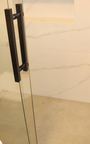 Casa de condomínio para alugar com 484m², 4 quartos e 3 vagasBanheiro da Suíte 2