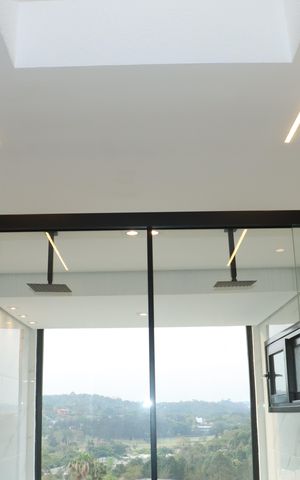 Casa de condomínio para alugar com 484m², 4 quartos e 3 vagasBanheiro da Suíte 1