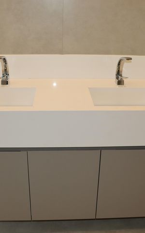 Casa de condomínio para alugar com 484m², 4 quartos e 3 vagasBanheiro da Suíte 1
