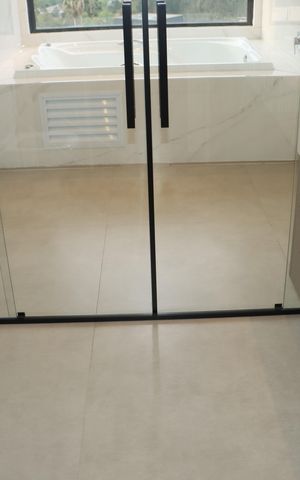 Casa de condomínio para alugar com 484m², 4 quartos e 3 vagasBanheiro da Suíte 1
