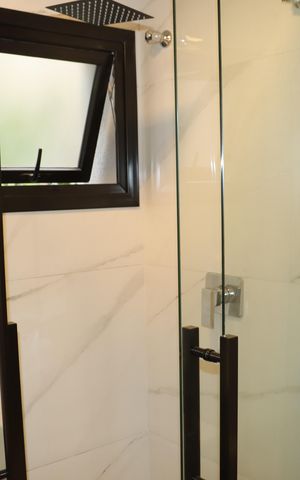 Casa de condomínio para alugar com 484m², 4 quartos e 3 vagasBanheiro da Suíte 4